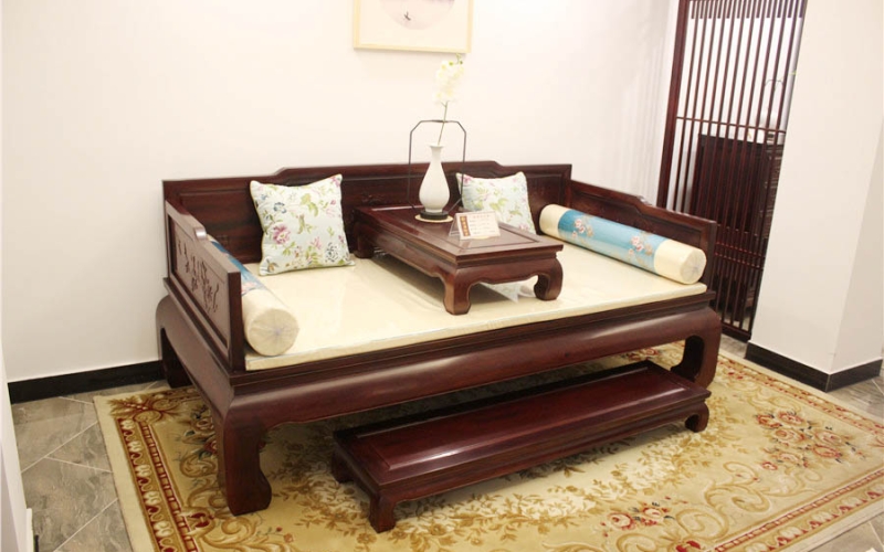 红木家具，，，一定就是红色的吗？？